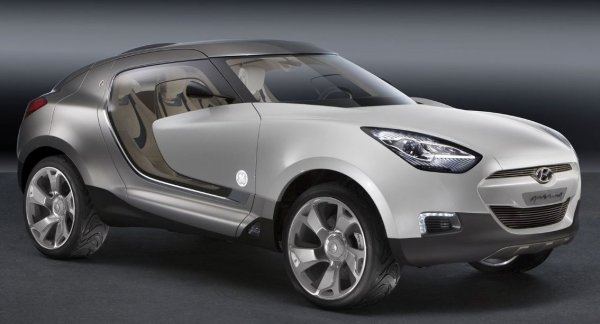 През същото десетилетие започва да се обръща все повече внимание на активната и пасивната безопасност. Hyundai решават да стигнат възможно най-далеч в тази посока, като създават, съвместно с холандската компания GE Plastics, спортния купе-кросоувър QarmaQ.